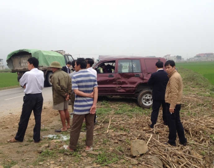 Tr&aacute;nh- xe- m&aacute;y- biển- xanh- lao- v&agrave;o- cột- mốc- ve