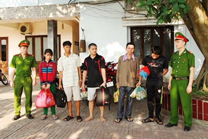 Bắt- 5- đối- tượn-g trốn- lệnh- truy- n&atilde;- t-ừ ph&iacute;a