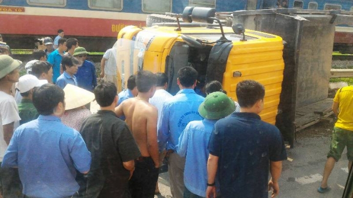 Xe -tải- băng- qua- đường- sắt- bất- ngờ- bị- t&agrave;u-