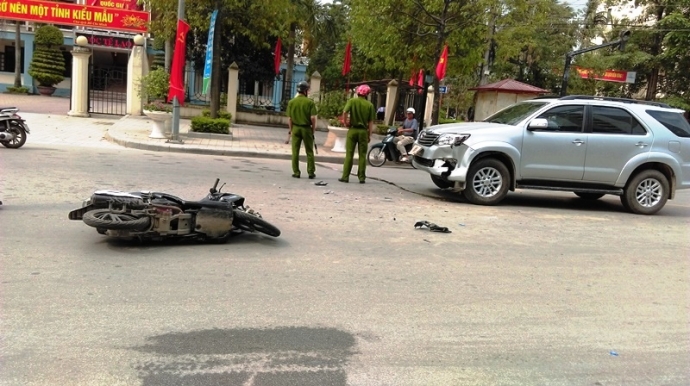 Đ&ocirc;i- nam- nữ- đầu- trần- đi- xe- m&aacute;y- t&ocirc;ng- thẳng-