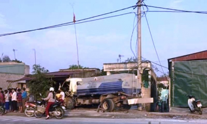 Hai- xe- tải- đ&acirc;m -li&ecirc;n- ho&agrave;n- h&agrave;ng- qu&aacute;n- nh&agrave;- d&acirc;