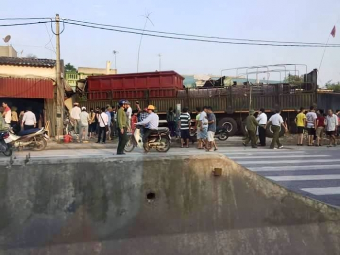 Hai- xe- tải- đ&acirc;m- li&ecirc;n- ho&agrave;n- h&agrave;ng- qu&aacute;n- nh&agrave;- d&acirc;