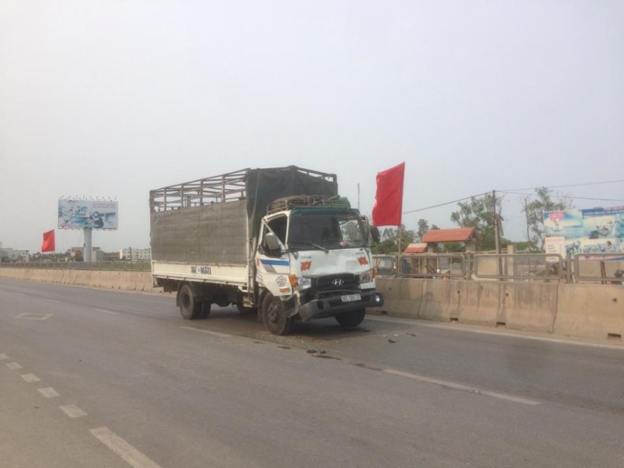 Đi- ngược- chiều- hai- xe- tải- đối- đầu- tr&ecirc;n- qu