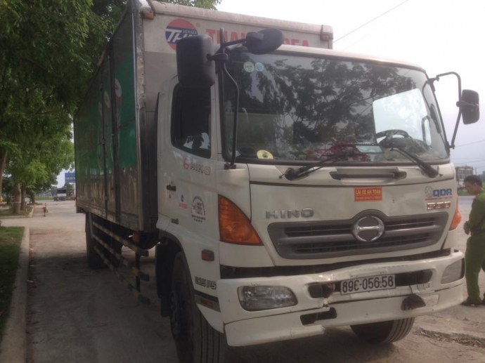 Đi- ngược- chiều- hai- xe- tải- đối- đầu- tr&ecirc;n- qu