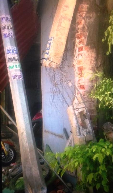 Xe -kh&aacute;ch -d&ugrave;- đ&acirc;m- sầm- v&agrave;o- 2- nh&agrave;- d&acirc;n.jpg