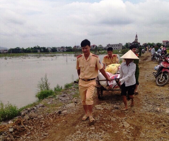 H&igrave;nh- ảnh- CSGT- Ninh- B&igrave;nh- ng&acirc;m- m&igrave;nh- cứu- l&uacute;a-