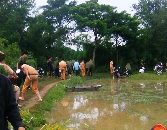 H&igrave;nh- ảnh- CSGT- Ninh- B&igrave;nh- ng&acirc;m- m&igrave;nh- cứu- l&uacute;a-