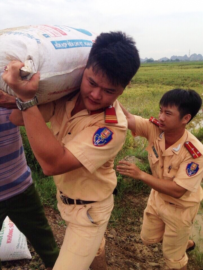 H&igrave;nh- ảnh- CSGT- Ninh- B&igrave;nh- ng&acirc;m- m&igrave;nh- cứu- l&uacute;a-