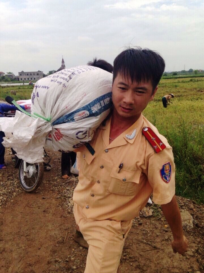 H&igrave;nh- ảnh- CSGT- Ninh- B&igrave;nh- ng&acirc;m- m&igrave;nh- cứu- l&uacute;a-