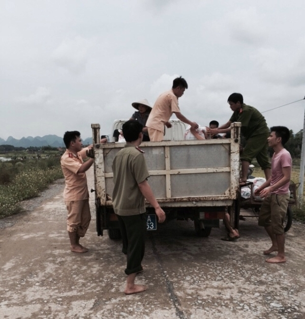 H&igrave;nh- ảnh- CSGT- Ninh- B&igrave;nh- ng&acirc;m- m&igrave;nh- cứu- l&uacute;a-