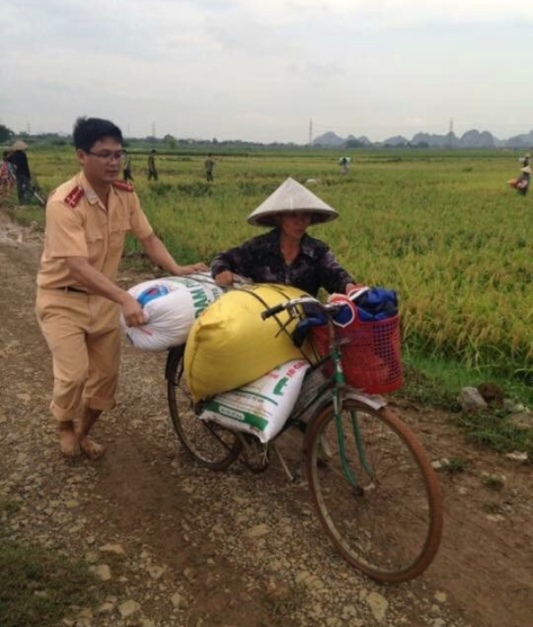 H&igrave;nh- ảnh- CSGT- Ninh- B&igrave;nh- ng&acirc;m- m&igrave;nh- cứu- l&uacute;a-