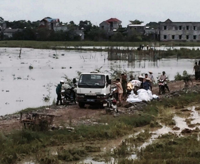 H&igrave;nh- ảnh- CSGT- Ninh- B&igrave;nh- ng&acirc;m- m&igrave;nh- cứu- l&uacute;a-