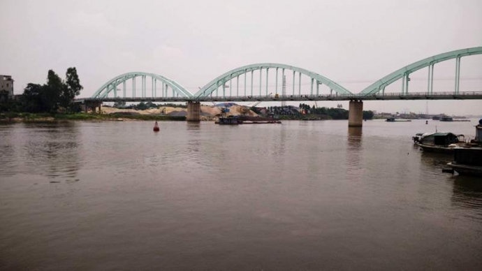 t&agrave;u-đ&aacute;-bị-ch&igrave;m-tr&ecirc;n-s&ocirc;ng-Đ&aacute;y--5-người-tho&aacute;t-chế.jp