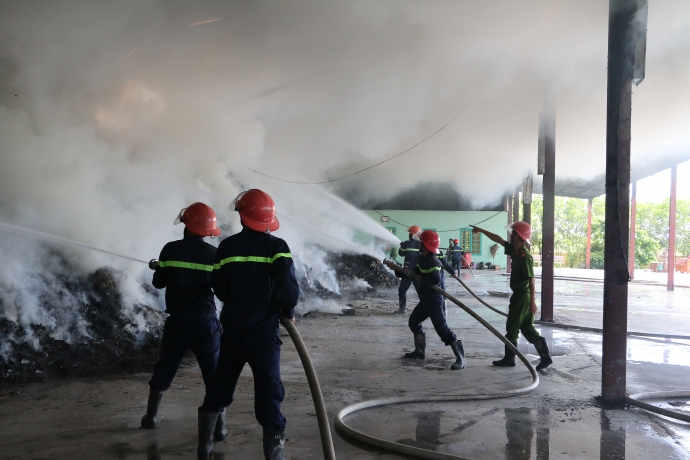 Ch&aacute;y- lớn- tại- nh&agrave;- m&aacute;y- xử- l&yacute;- r&aacute;c- thải.jpg3