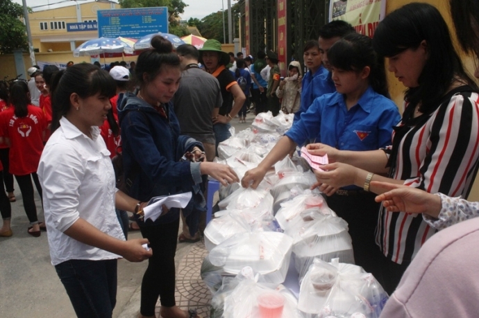 Cơm- nước- uống- miễn- ph&iacute;- đến- với- sỹ- tử.jpg3