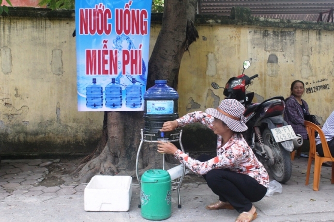 Cơm- nước- uống- miễn- ph&iacute;- đến- với- sỹ- tử.jpg4