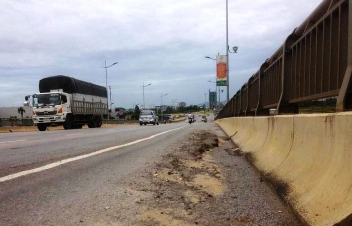 Mặt-cầu-Nguyệt-Vi&ecirc;n-bị-chồi-nhựa-g&acirc;y-mất-ATGT.JPG3