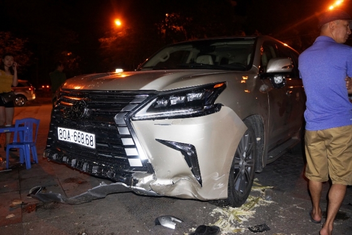 Tin- mới- vụ- xe- Lexus- 570- đ&acirc;m- li&ecirc;n- ho&agrave;n- xe-