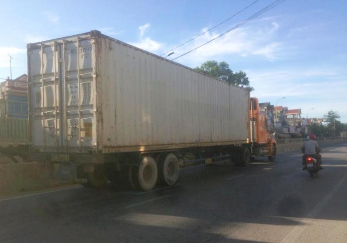 cụ-&ocirc;ng-tử-đi-xe-đạp-chết-thảm-dưới-gầm-xe-containe