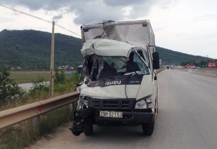 Hai- xe- &ocirc; t&ocirc;- tải- đối- đầu- 2- ngườ-i thương- vo