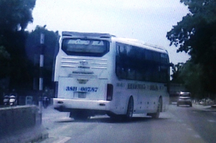 xe-kh&aacute;ch-chạy-ngược-chiều-tr&ecirc;n-QL1A