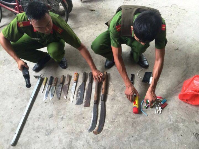 Bắt- giữ- 16- đối- tượng- d&ugrave;ng -dao,- kiế-m g&acirc;y- r