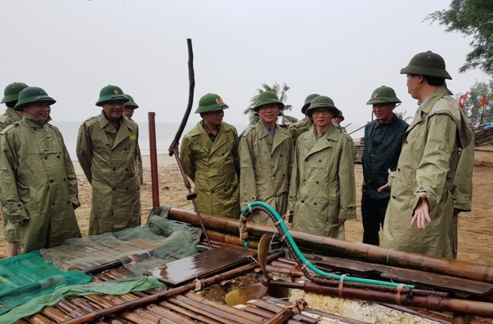 Ph&oacute; -Thủ- tướng -Vũ- Đức- Đam- k&eacute;o- b&egrave;- gi&uacute;p- d&acirc;n-