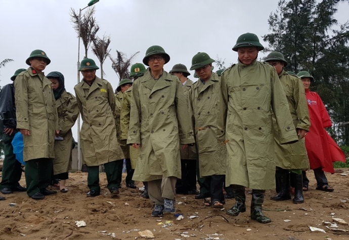 Ph&oacute; -Thủ- tướng -Vũ- Đức- Đam- k&eacute;o- b&egrave;- gi&uacute;p- d&acirc;n-