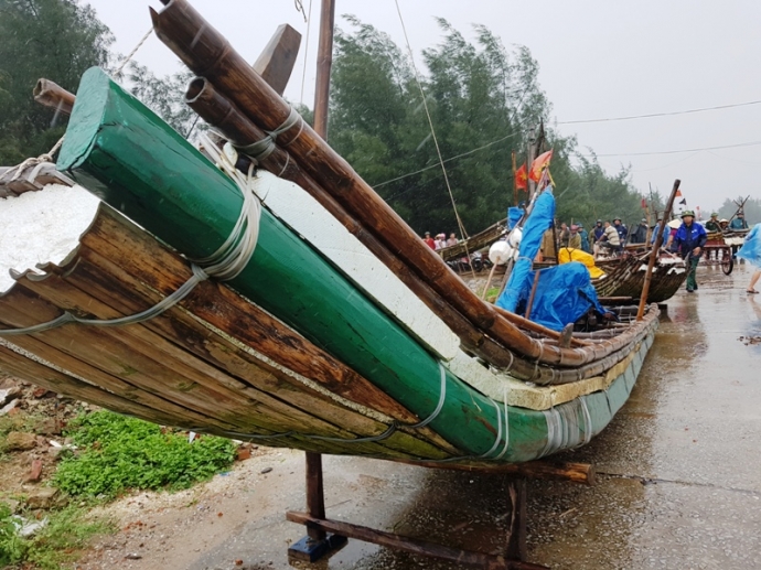 Ph&oacute; -Thủ- tướng -Vũ- Đức- Đam- k&eacute;o- b&egrave;- gi&uacute;p- d&acirc;n-