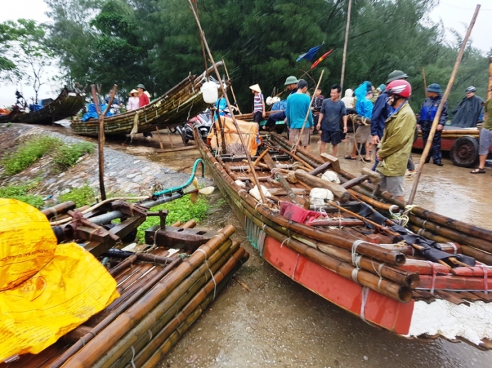 Ph&oacute; -Thủ- tướng -Vũ- Đức- Đam- k&eacute;o- b&egrave;- gi&uacute;p- d&acirc;n-