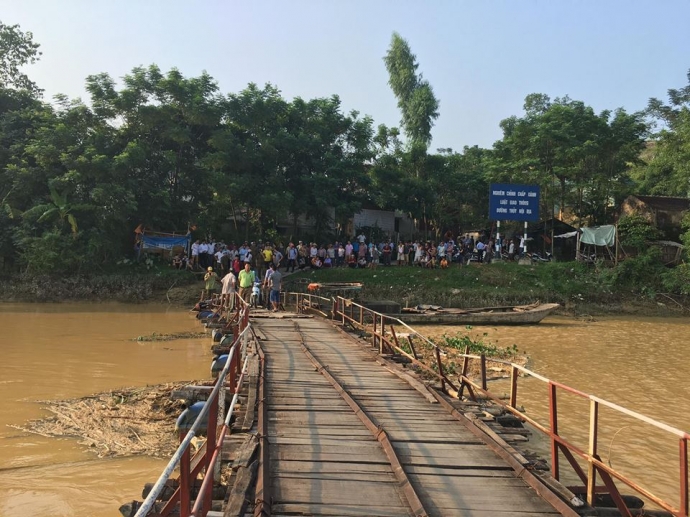 Va-chạm-tr&ecirc;n- Cầu- phao- Vồm-2 người-chết- đuối