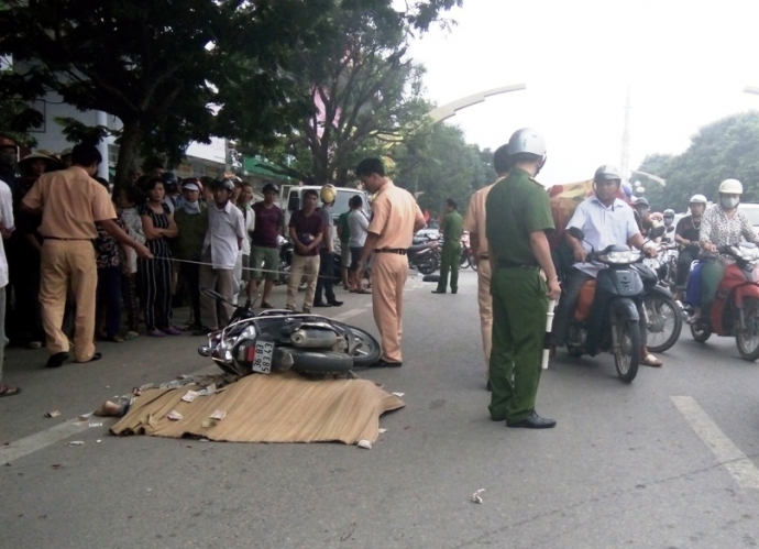 Nữ -c&ocirc;ng- nh&acirc;n- bị- xe- kh&aacute;ch- c&aacute;-n chết -tr&ecirc;n- đư