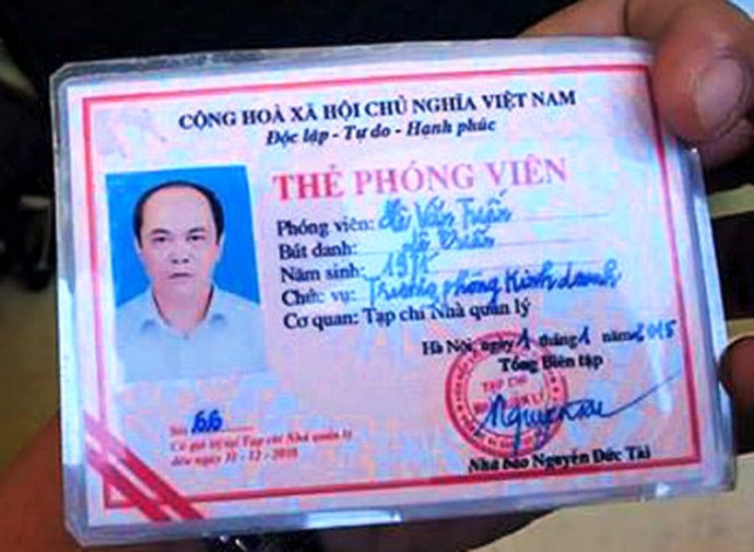 Ph&oacute;ng- vi&ecirc;n -rởm- g&acirc;y- sự- trước- cổng- ủy- ban -t