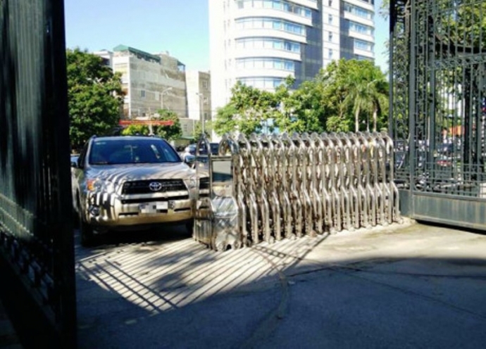 Ph&oacute;ng- vi&ecirc;n -rởm- g&acirc;y- sự- trước- cổng- ủy- ban -t