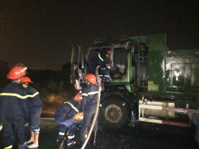 Xe -tải- đang- chạy- bỗng- dưng- bốc- ch&aacute;y (1)