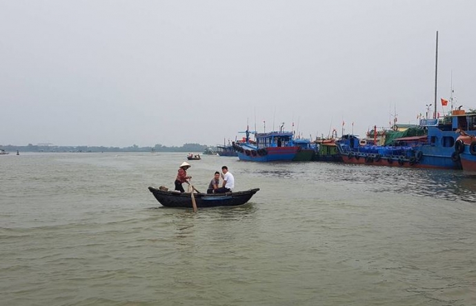 Những- b&ocirc;ng- hồng- vất- vả- mưu -sinh- tr&ecirc;n- cửa- 