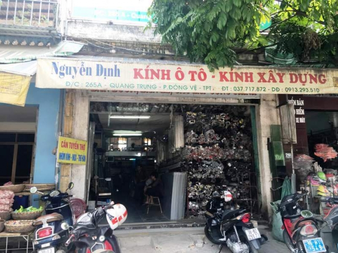 B&eacute;- g&aacute;i- 6- tuổi- tho&aacute;t- nạn- dưới- lưỡi- dao- kẻ-