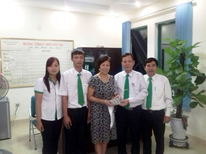 t&agrave;i-xế-taxi-mai-linh-trả-lại-100-triệu-cho-Việt-ki