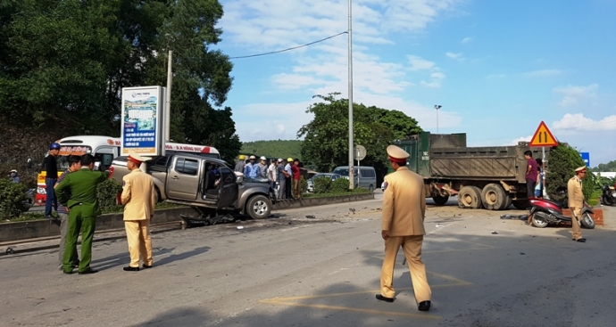 Va -chạm- TNGT- 8- người -tr&ecirc;n- xe- con -thương- v