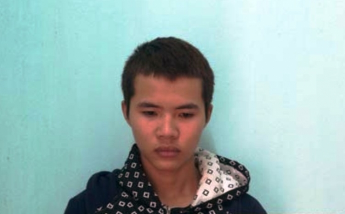 đang-đ&oacute;n-kh&aacute;ch-l&aacute;i-xe-taxi-bị-ch&eacute;m-nhập-viện