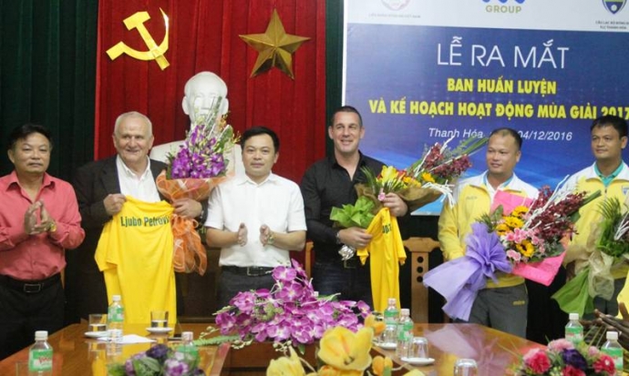 FLC- Thanh- H&oacute;a- k&yacute;- hợp- đồng- với- HLV- từng- gi