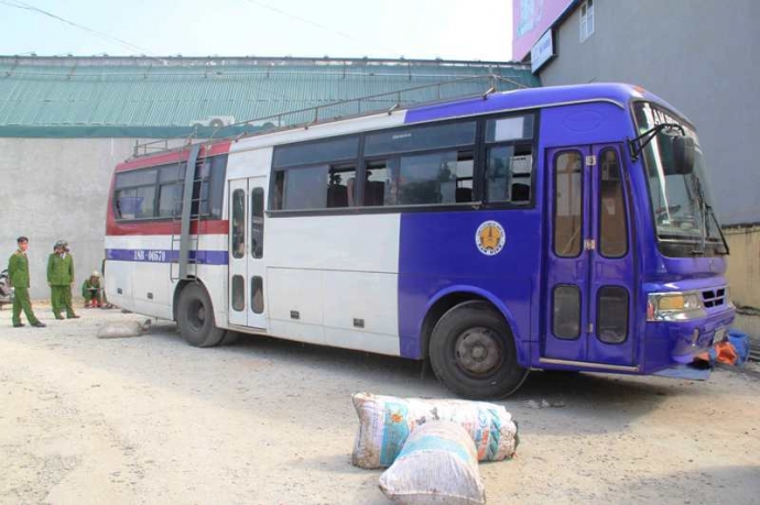 bắt-xe-kh&aacute;ch- chở thực- phẩm-chạy-l&ograve;ng-v&ograve;ng-ở-bến-