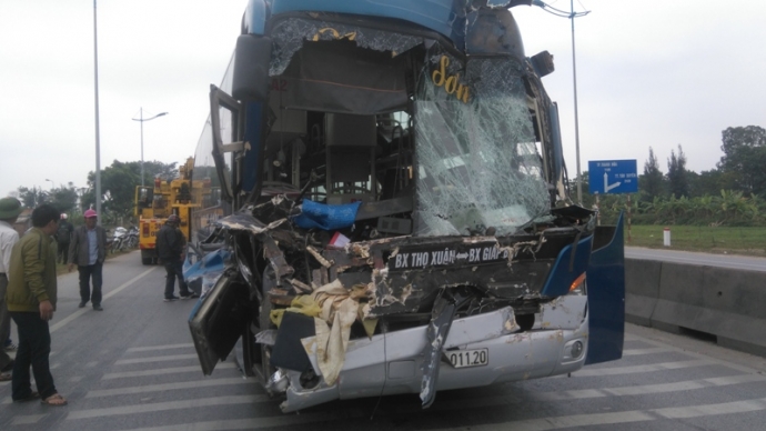 Khoảng- hơn- 10- người- tho&aacute;t -chết- khi- &ocirc;- t&ocirc;- k