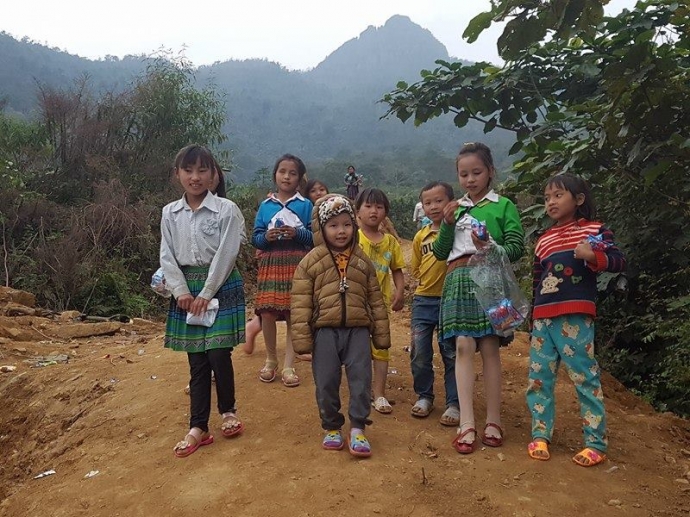 Otofun- Thanh- H&oacute;a- trao- tặng- điểm -trường- cho-