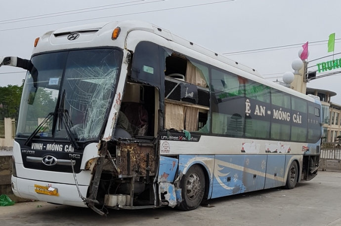 Khoảng- 30- người- tr&ecirc;n- xe- kh&aacute;ch- tho&aacute;t- chết- s