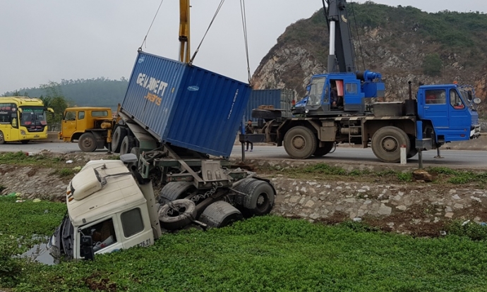 Khoảng- 30- người- tr&ecirc;n- xe- kh&aacute;ch- tho&aacute;t- chết- s