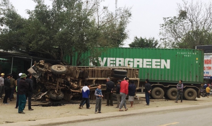 Xe- đầu- k&eacute;o- đ&acirc;m -sầm- v&agrave;o- nh&agrave;- d&acirc;n- sau- khi- v