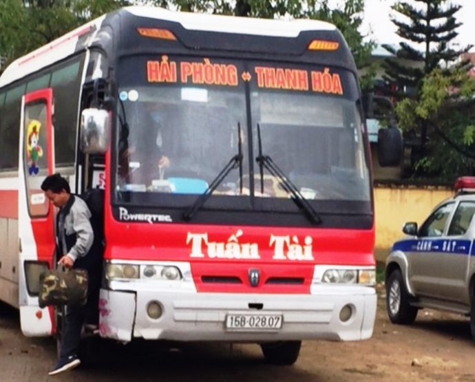 Xe -kh&aacute;ch- 46- chỗ- nhồi -l&ecirc;-n 80- người.jpg