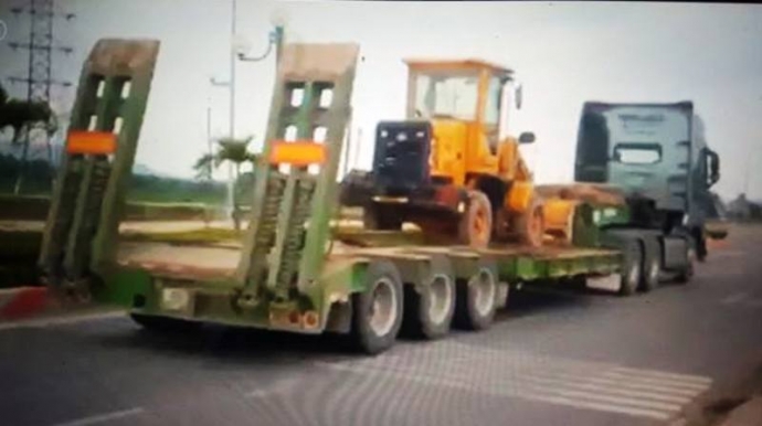 Xe -đầu- kéo- chở- máy- xúc- đánh- võng- giữa- phố