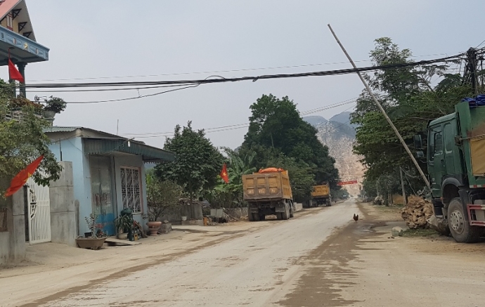 Ch&iacute;nh- quyền- x&atilde; lậ-p barie- thu- tiền- xe- tải- đ